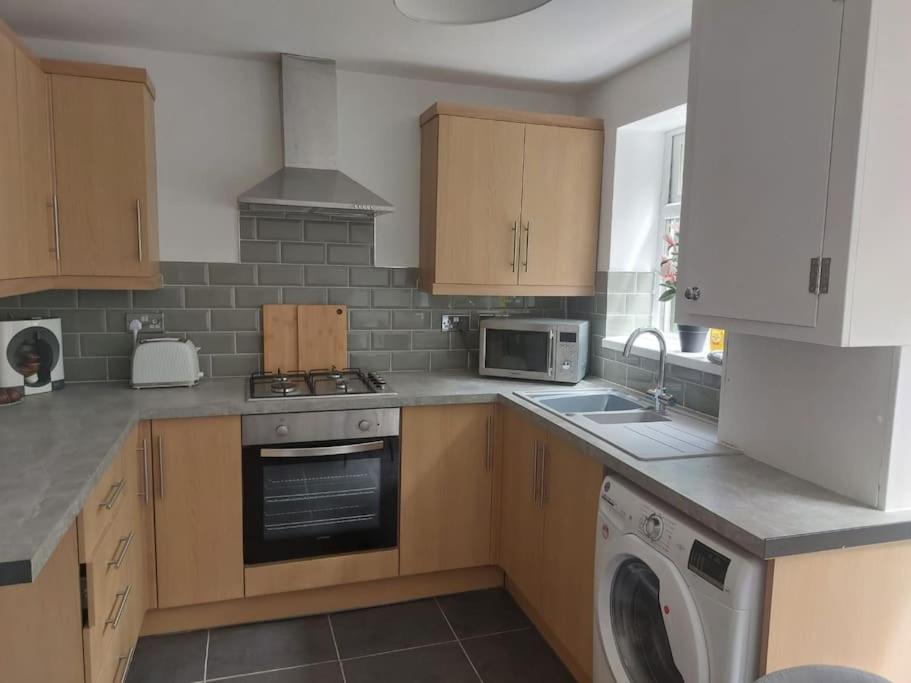 Charming 2 BedRoom Tredegar Gem. Sleeps 4 view 4