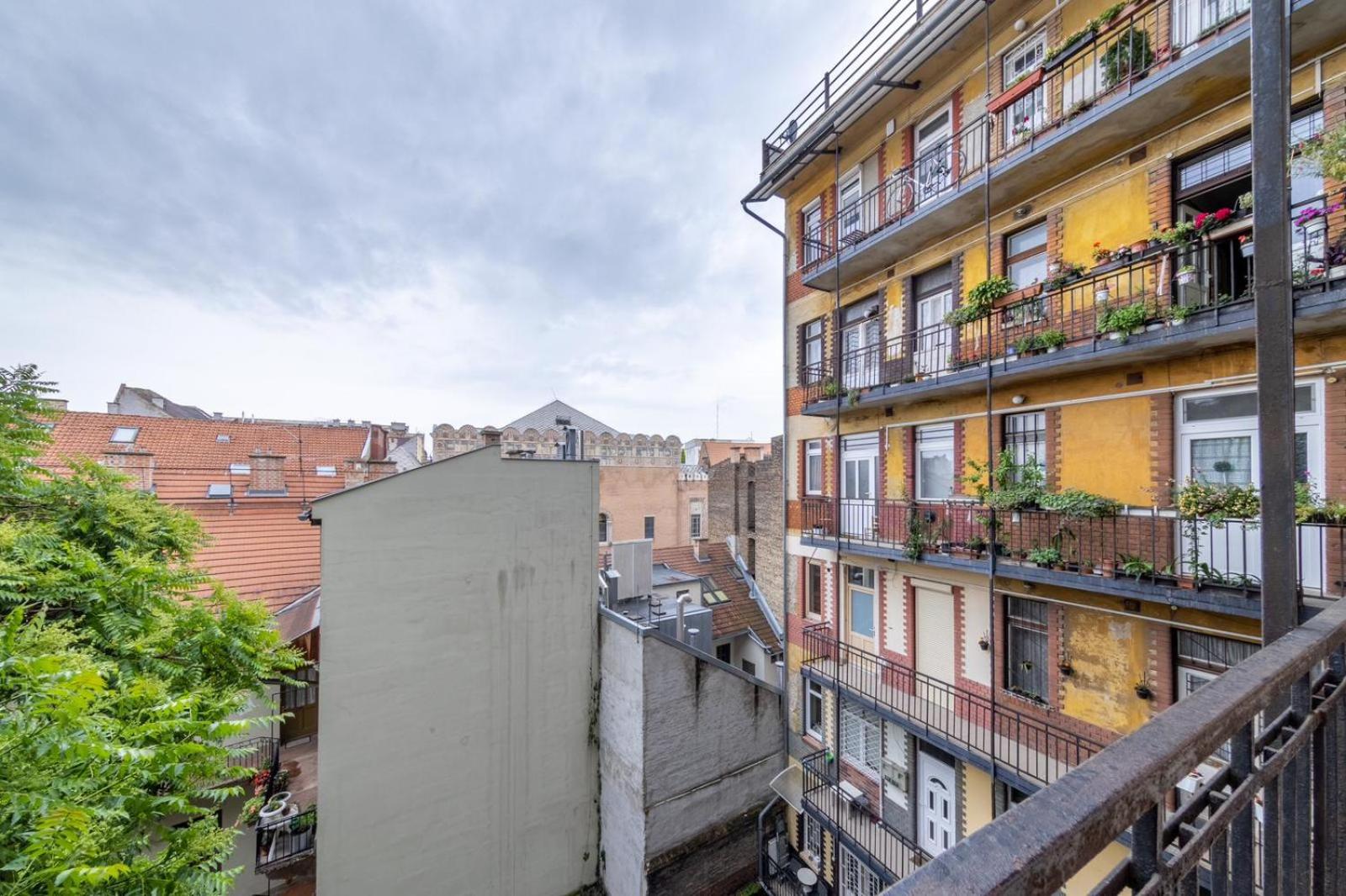 Jade Apartment In Downtown Budapest DOB27 view 3