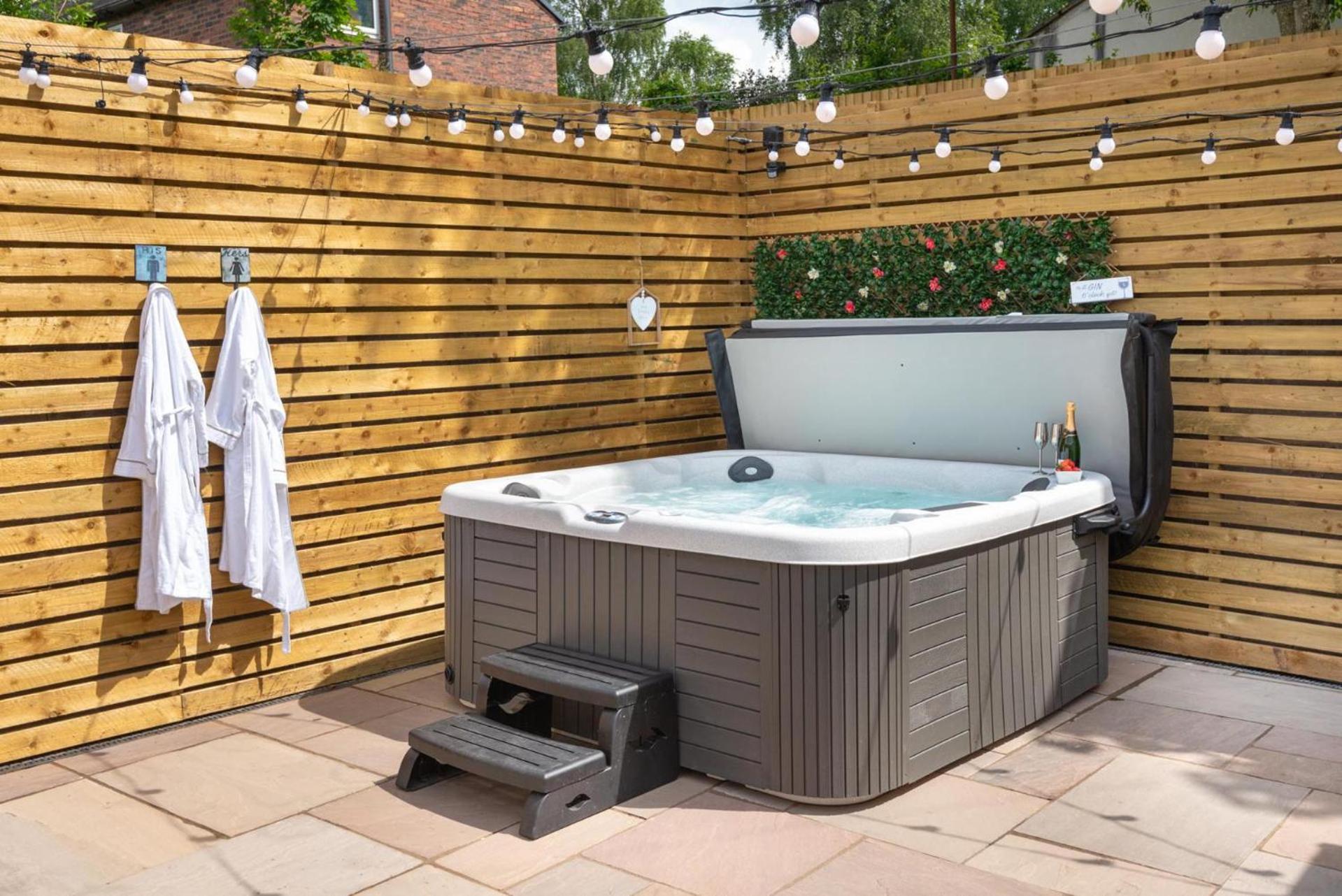 Cottage - Sleeps 4 hot tub & pet friendly view 3