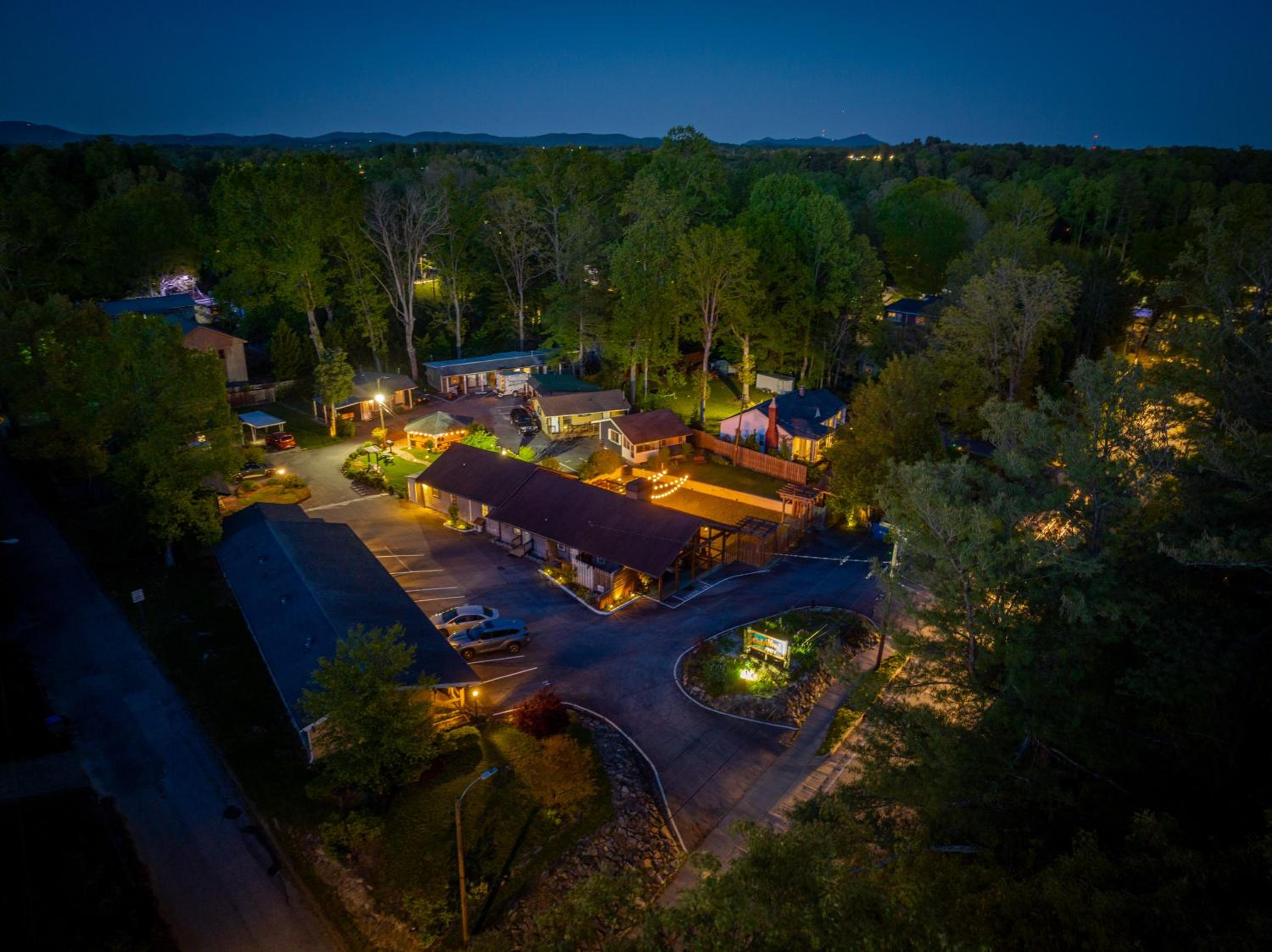 CedarWood Inn