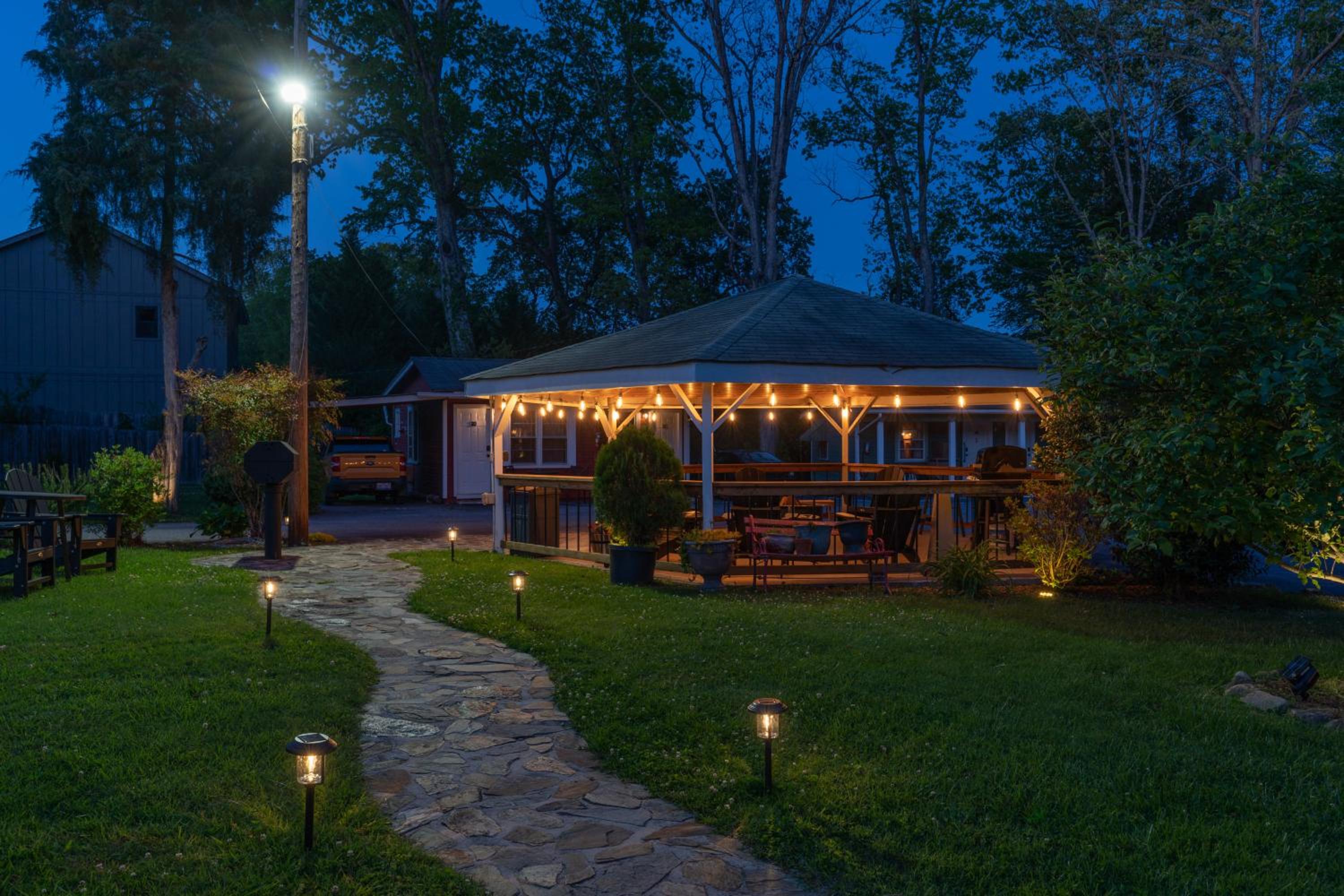 CedarWood Inn