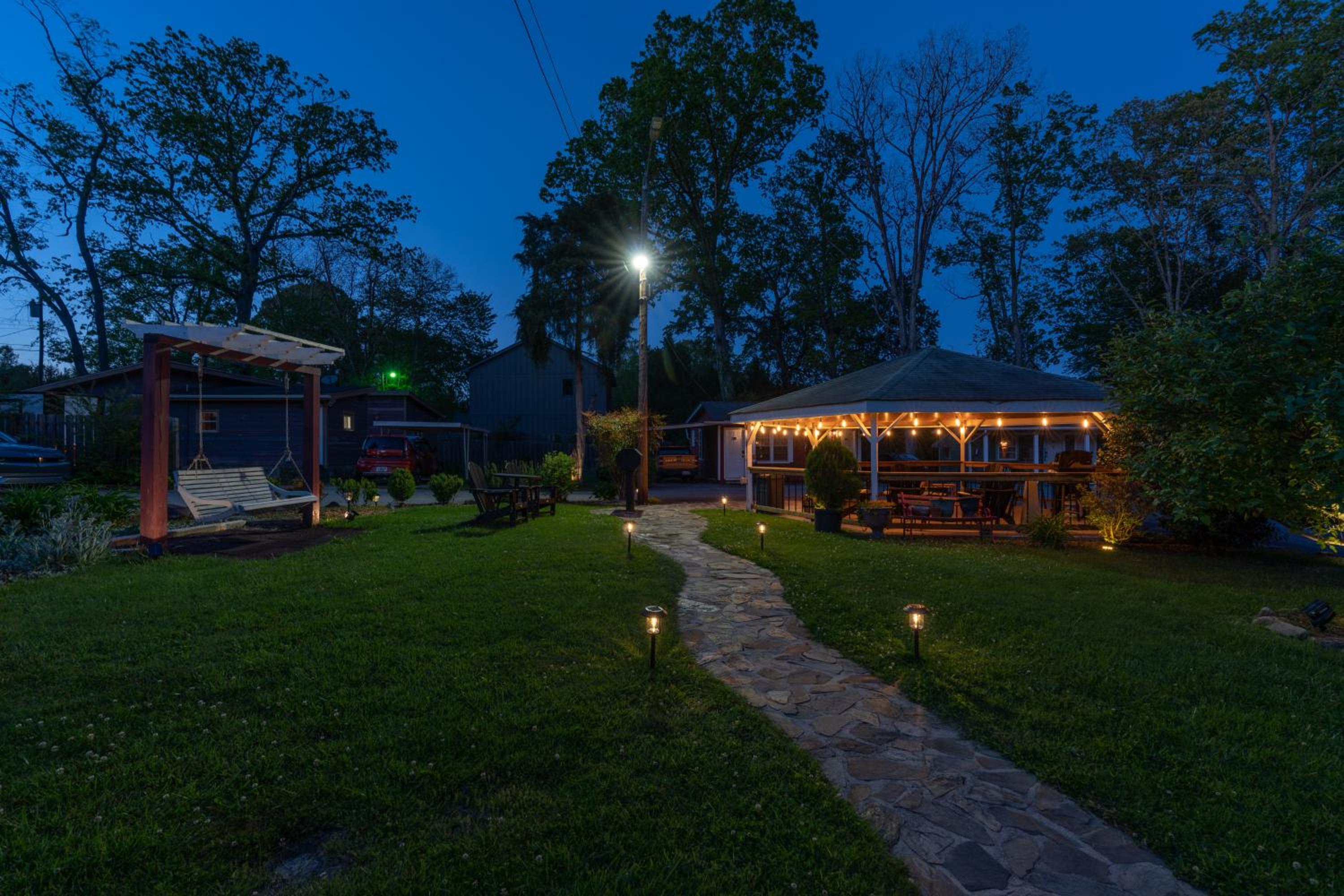 CedarWood Inn