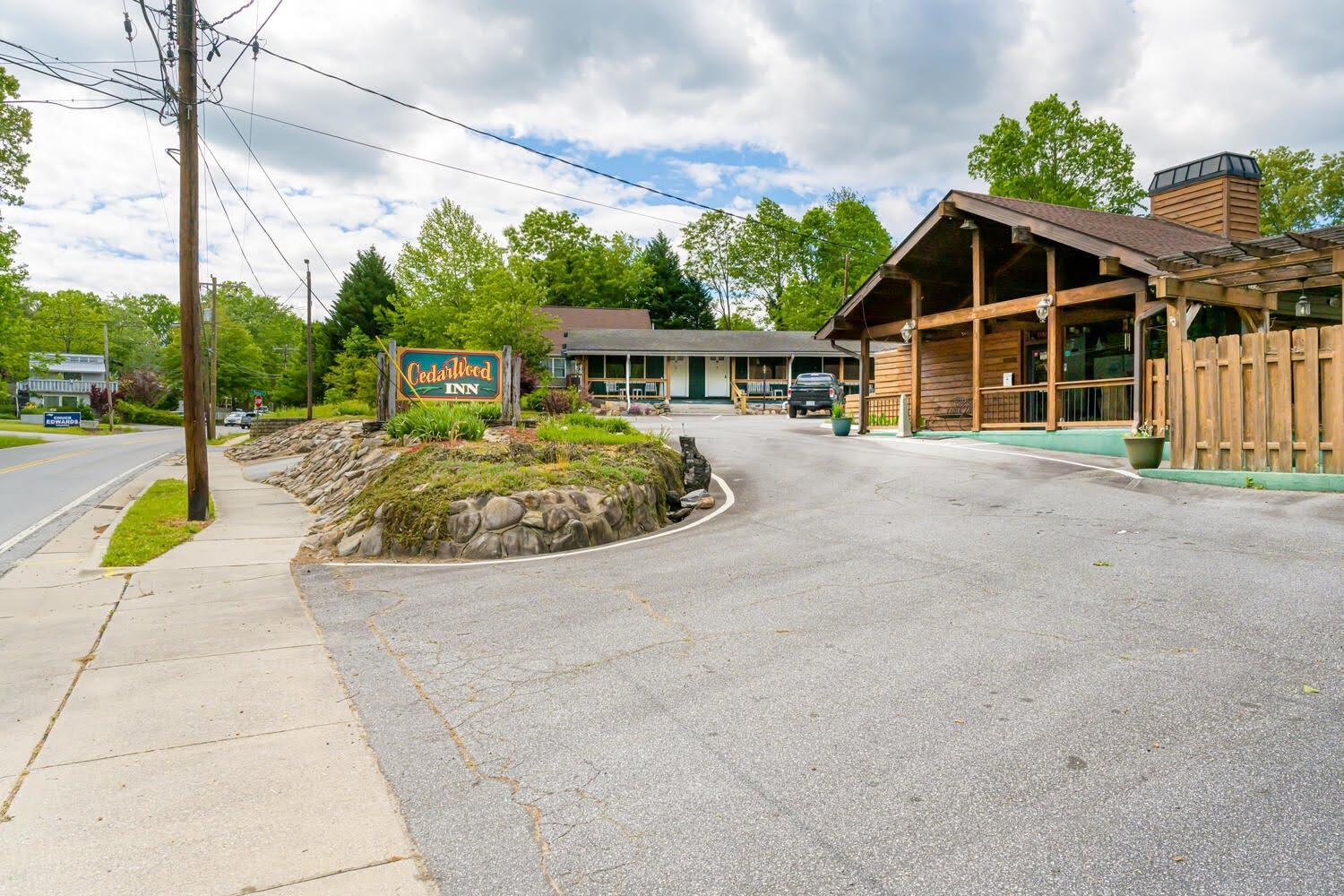 CedarWood Inn
