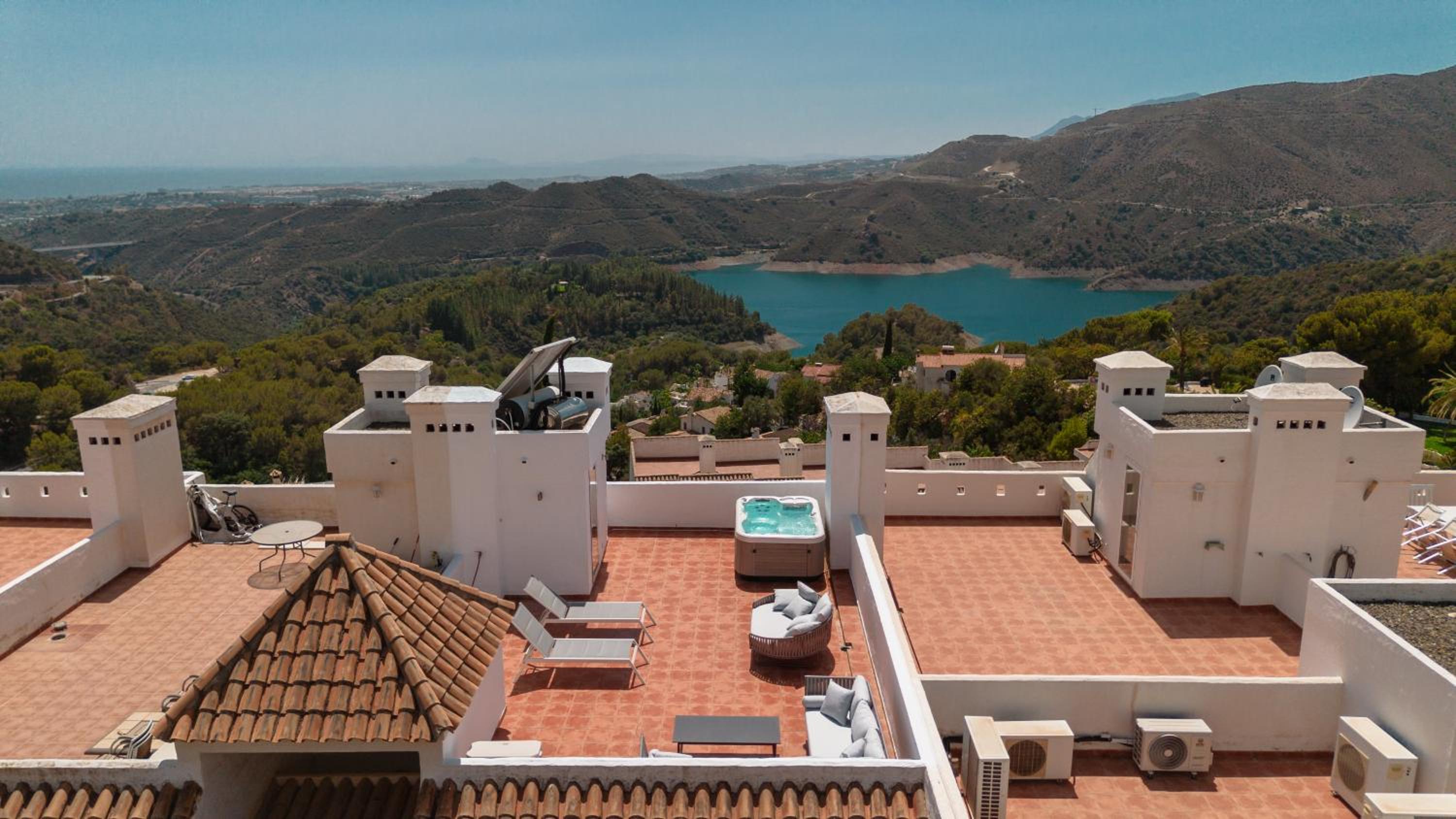 Modern Penthouse with Private Jacuzzi, Panoramic Sea and Lake Views - 8 min to Puente Romano view 5