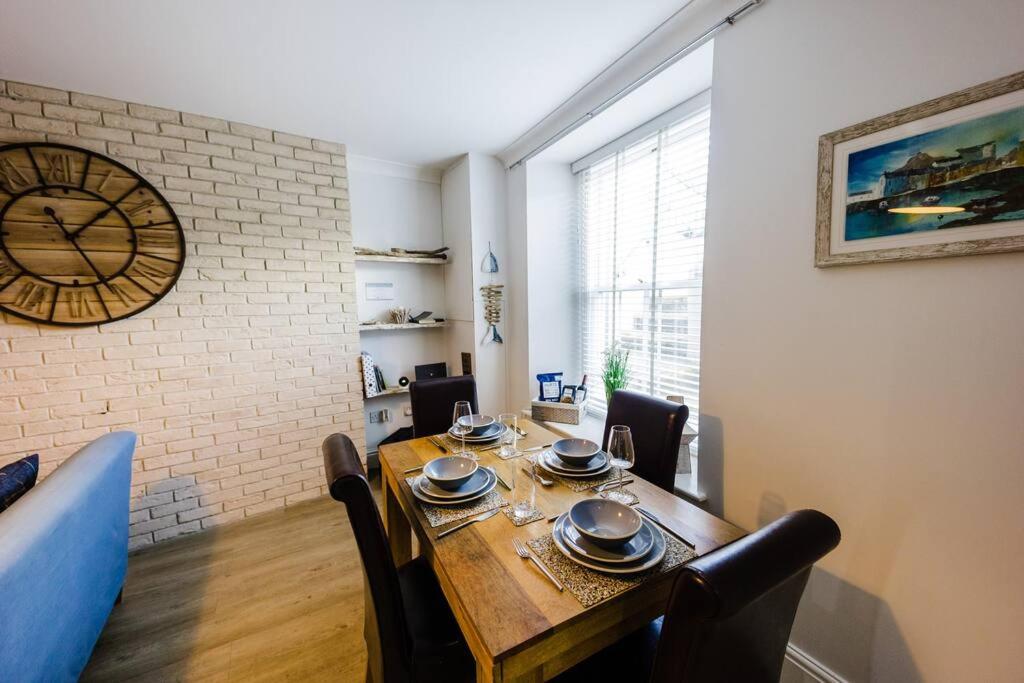 Flat 1 Flint House Tenby - 2 bedroom - garden - dog friendly view 5