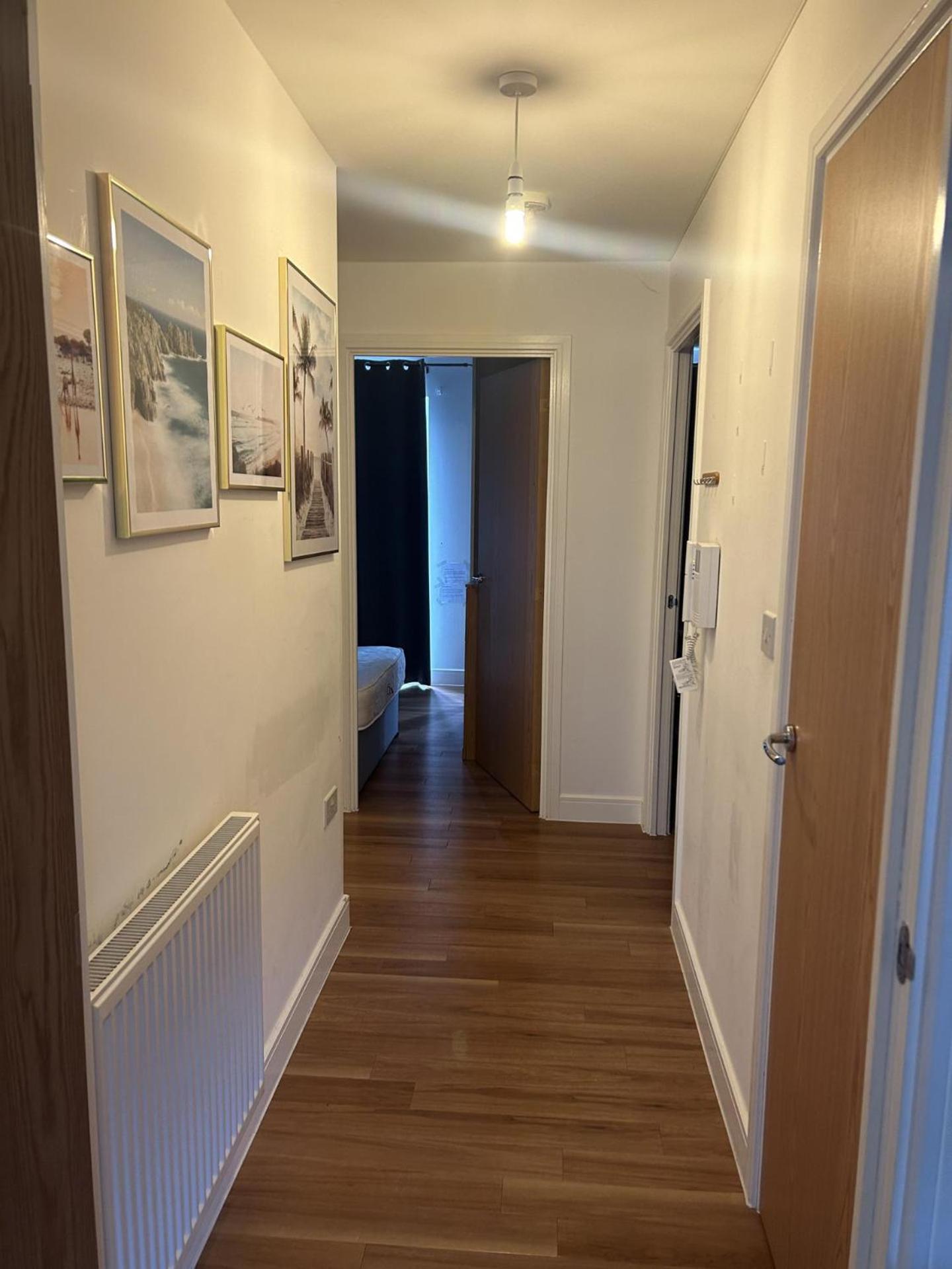 Immaculate 2-Bed Apartment in Romford view 5