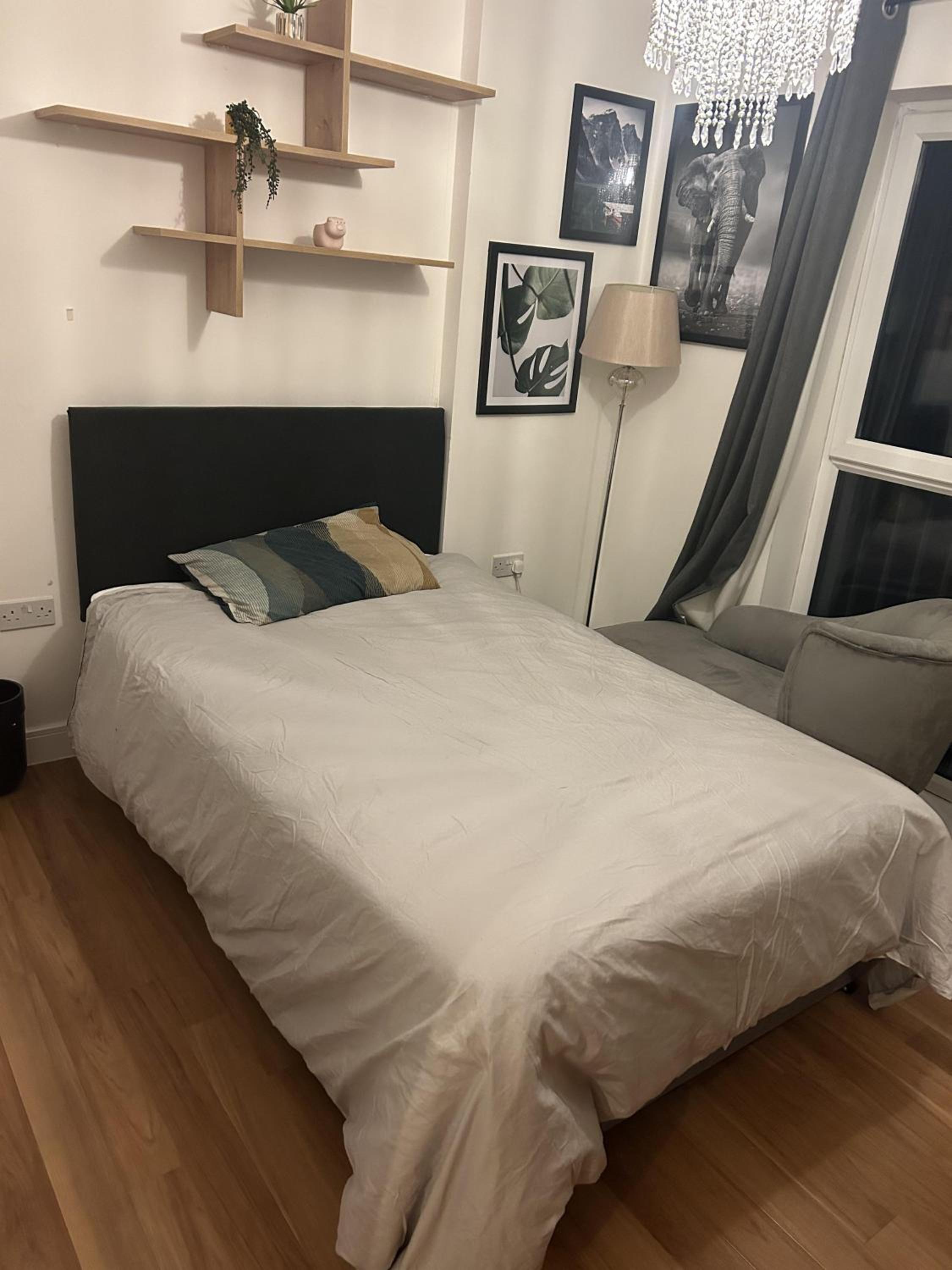 Immaculate 2-Bed Apartment in Romford view 3