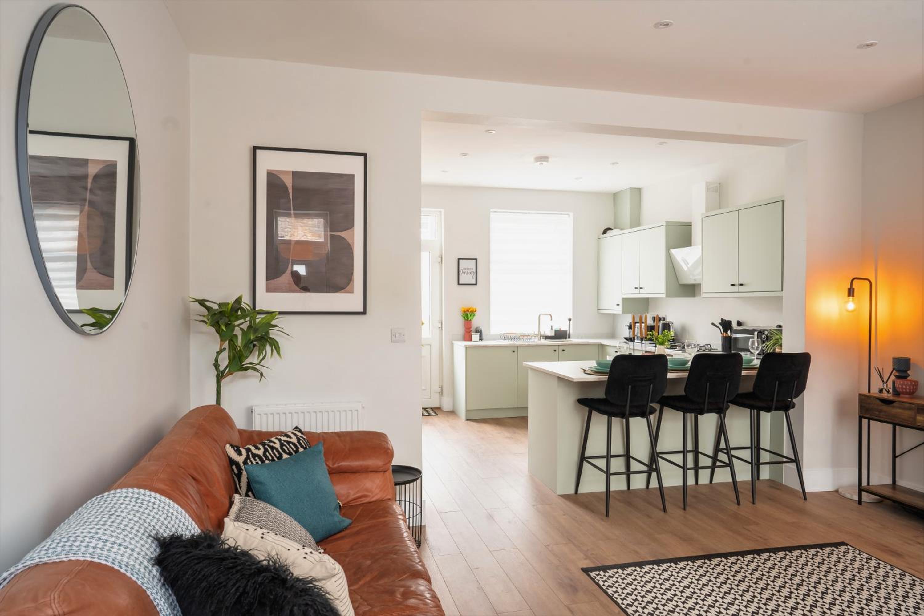 Modern Skipton House, Sleeps 5, Canal & Parking