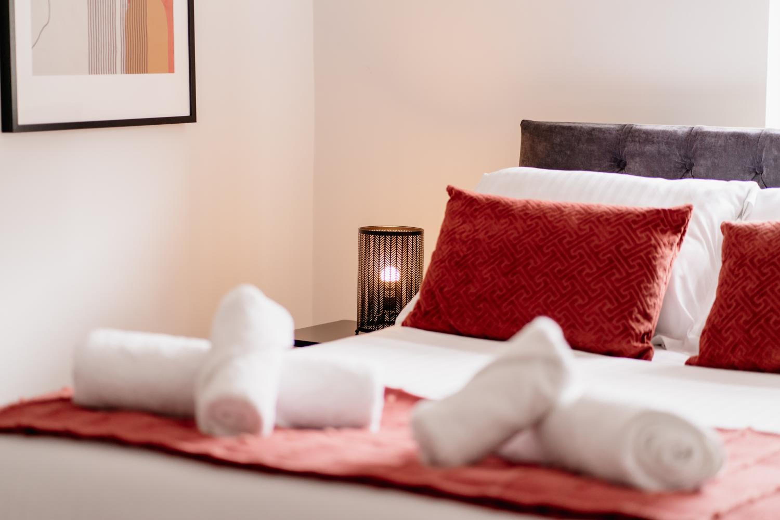 Modern Skipton House, Sleeps 5, Canal & Parking