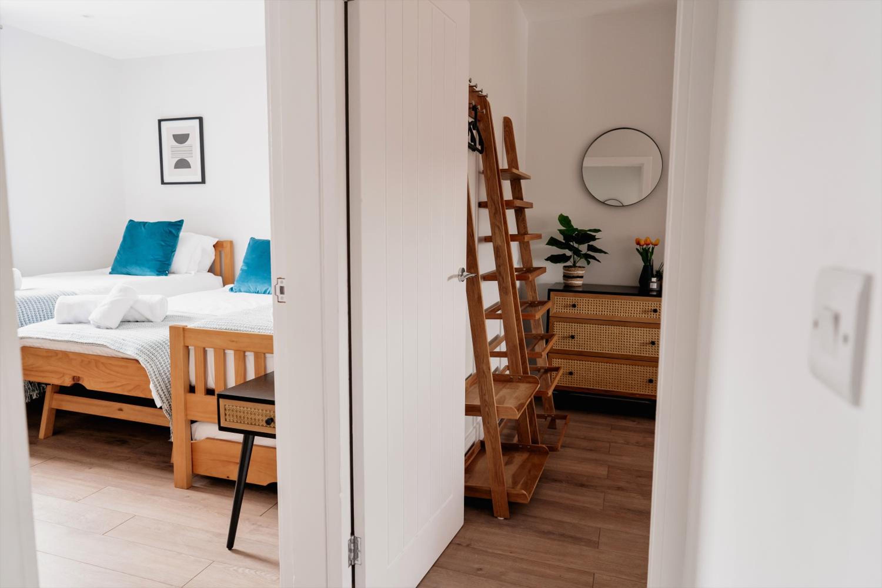 Modern Skipton House, Sleeps 5, Canal & Parking