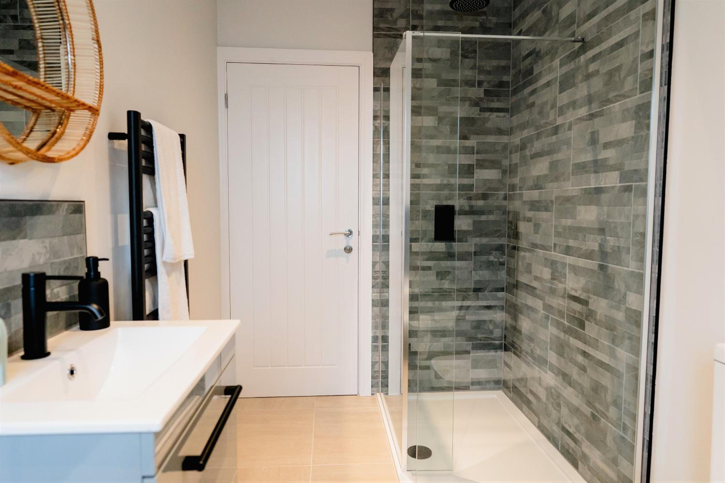 Modern Skipton House, Sleeps 5, Canal & Parking