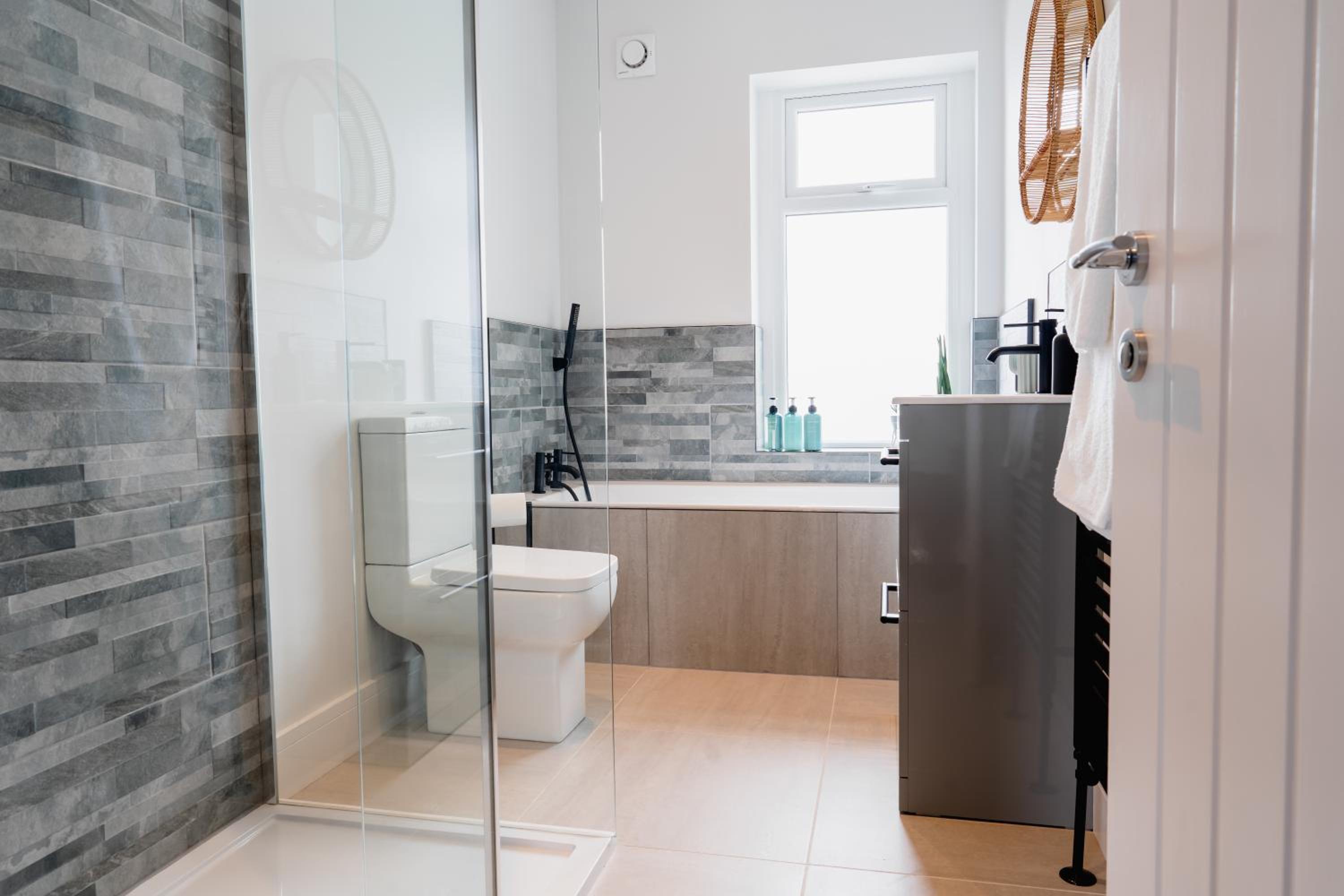 Modern Skipton House, Sleeps 5, Canal & Parking