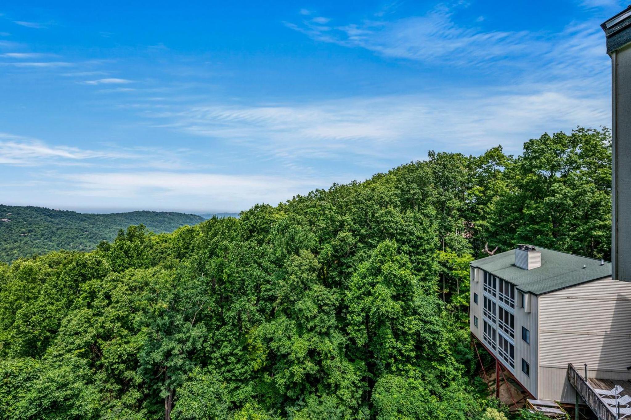 Hotel Misty Mountain Getaway - Image 1