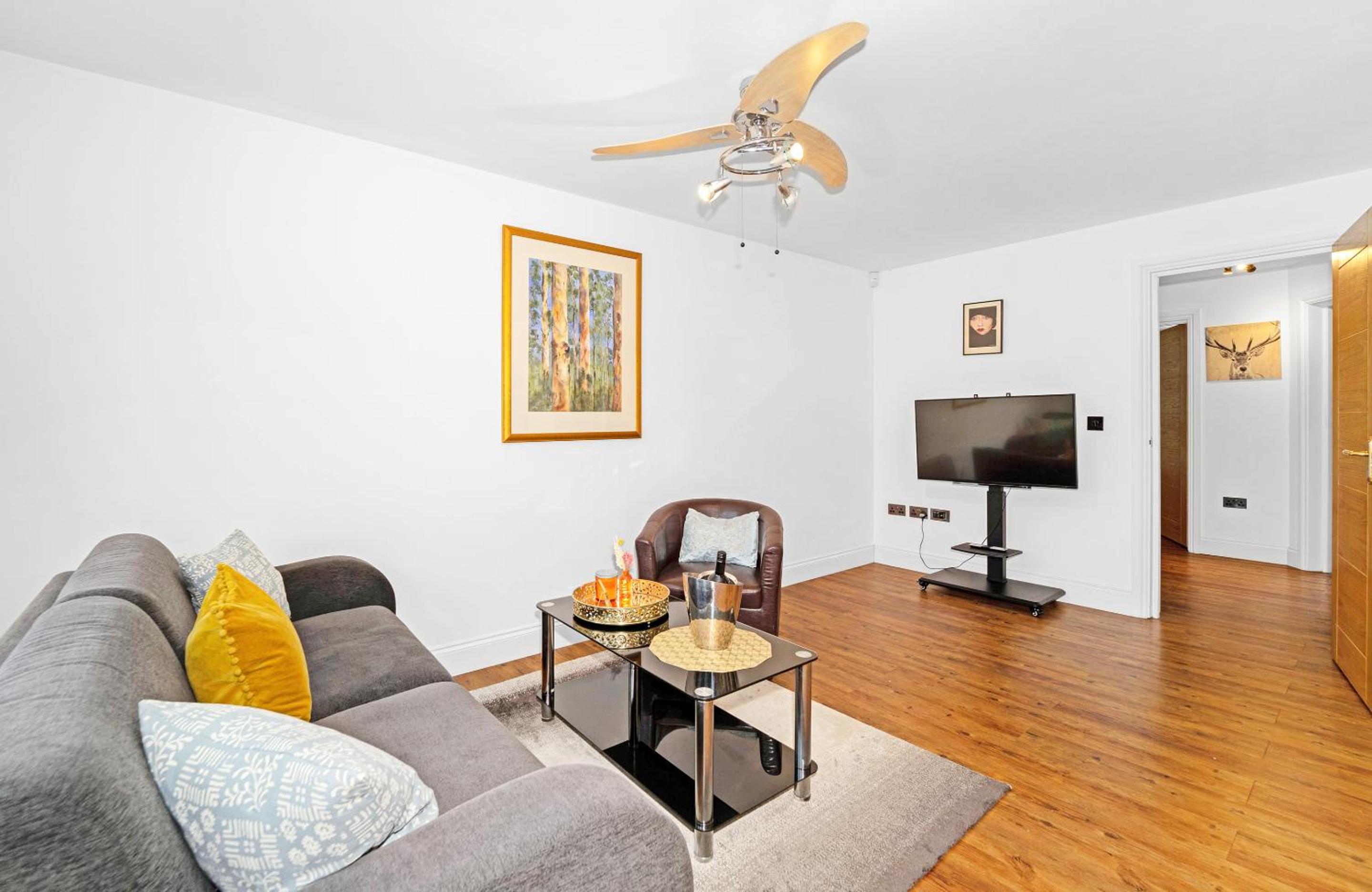 Kempton Park Views -Two Double Bedroom Luxury Apartments view 5