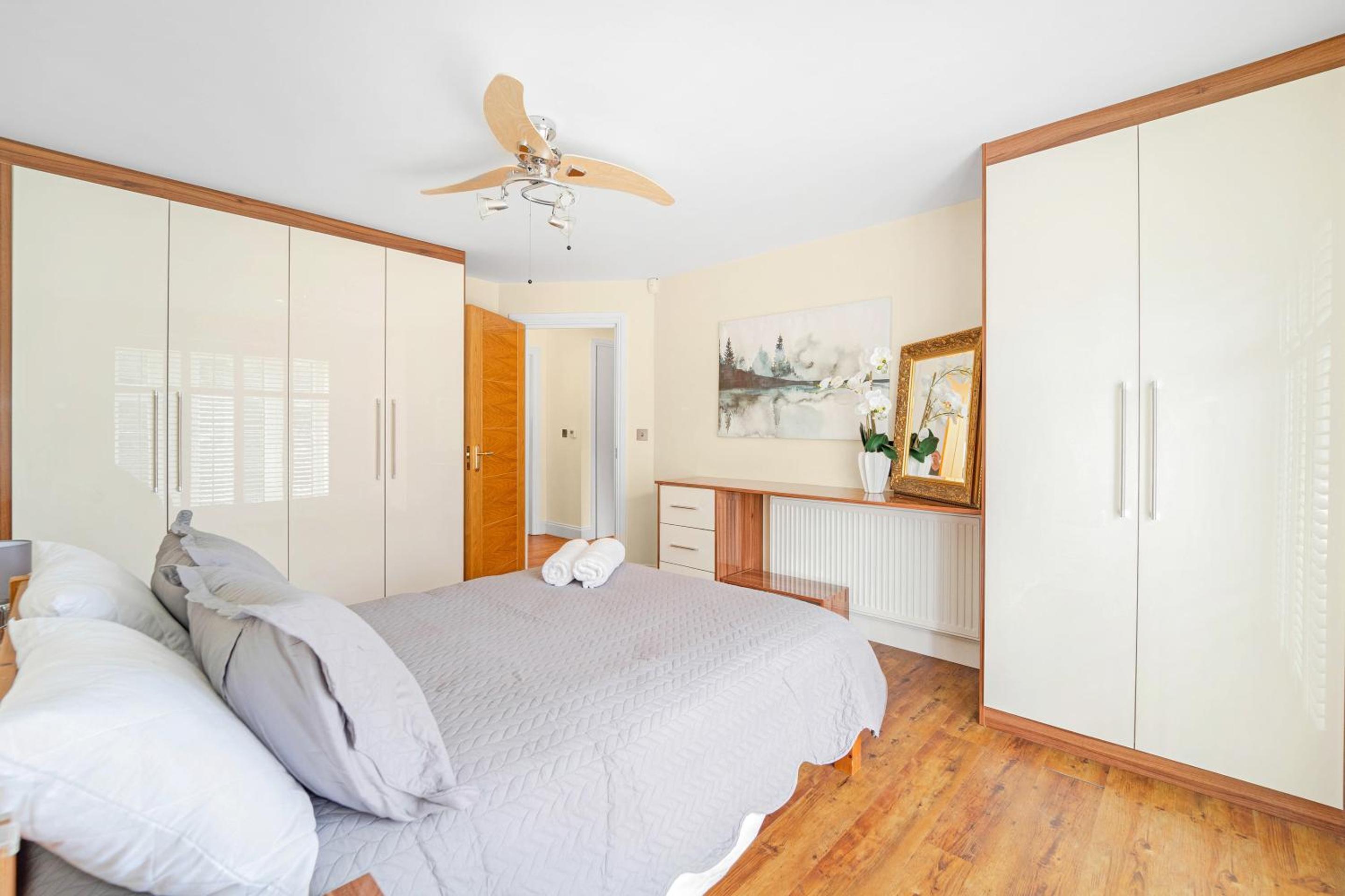 Kempton Park Views -Two Double Bedroom Luxury Apartments view 2
