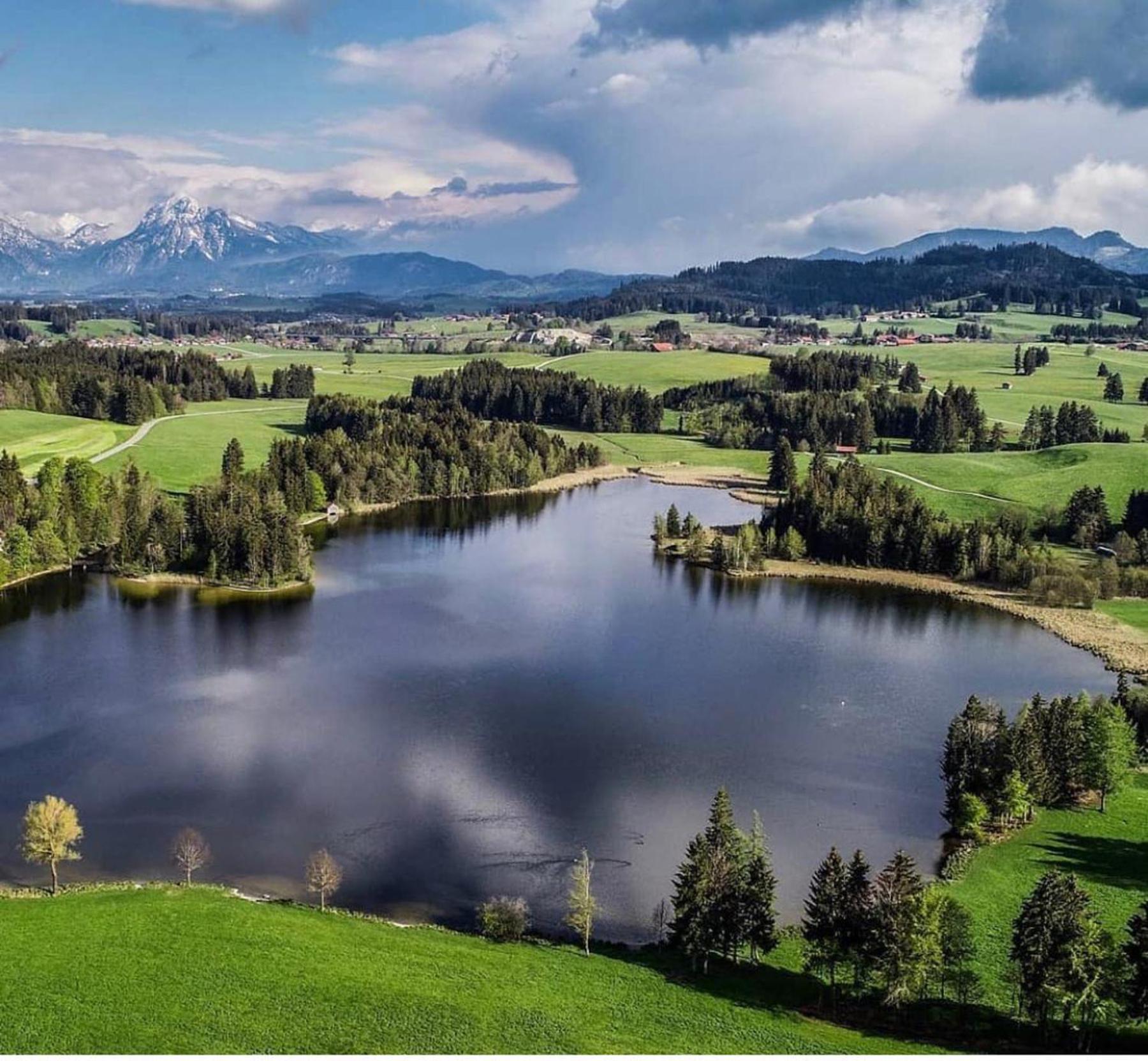 Direkt am See mit Bergblick
