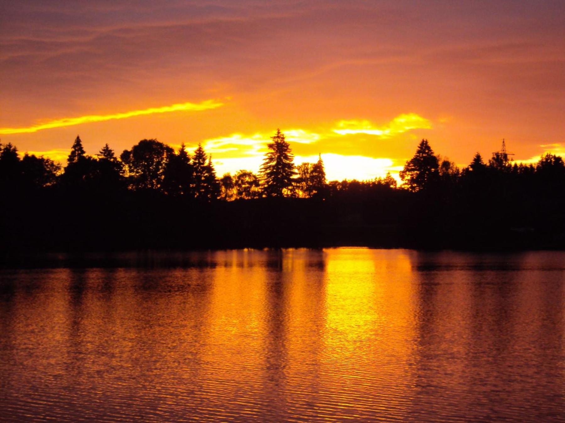 Direkt am See mit Bergblick