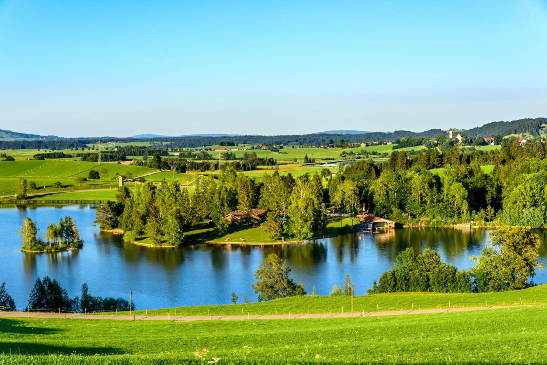 Direkt am See mit Bergblick