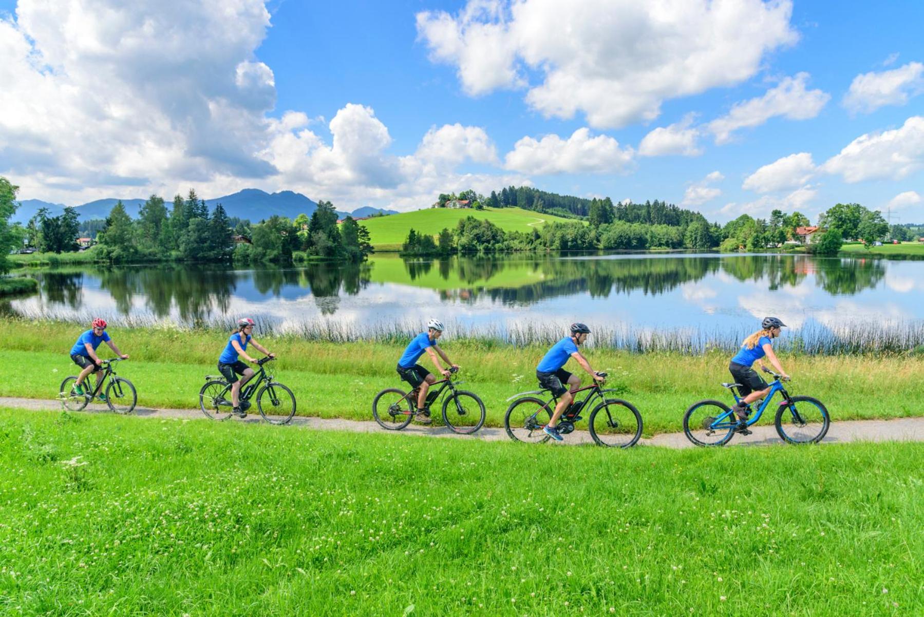 Direkt am See mit Bergblick