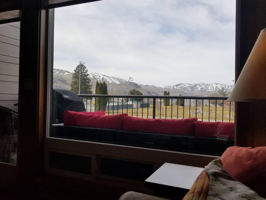 Lake Chelan View Condo in Downtown near Beach!