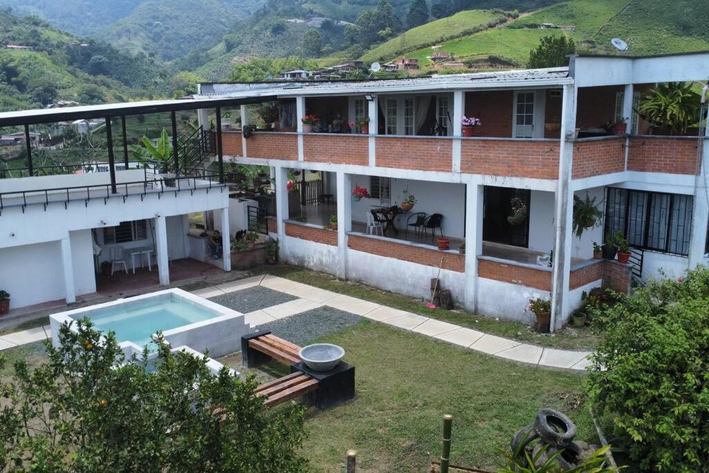 Villa Mercy, finca con jacuzzi cerca a Pereira