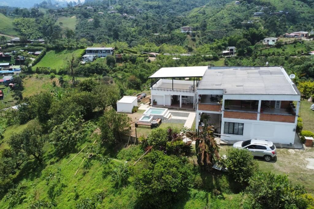 Villa Mercy, finca con jacuzzi cerca a Pereira