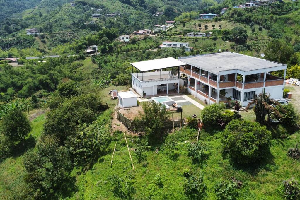 Villa Mercy, finca con jacuzzi cerca a Pereira