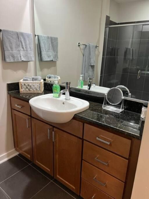 Studio Townhouse in Uptown King Bed-Wi-Fi-Full Kitchen- Washer & Dryer view 2