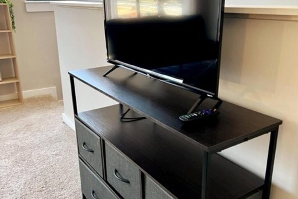 Studio Townhouse in Uptown King Bed-Wi-Fi-Full Kitchen- Washer & Dryer view 3