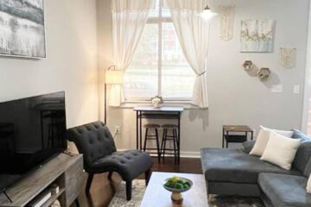 Studio Townhouse in Uptown King Bed-Wi-Fi-Full Kitchen- Washer & Dryer view 4