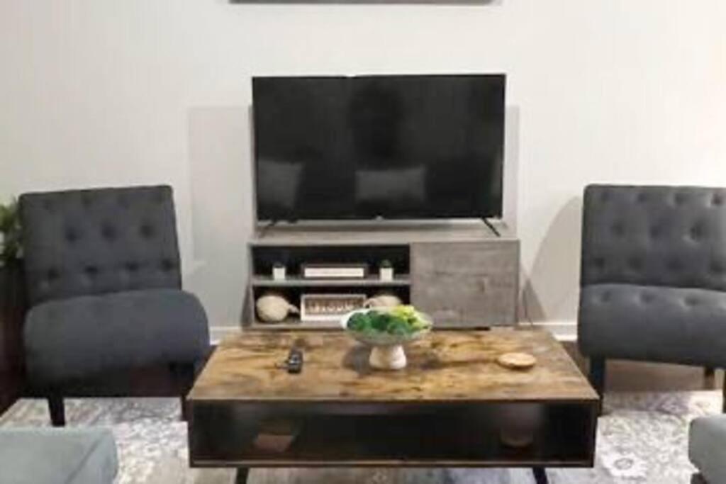 Studio Townhouse in Uptown King Bed-Wi-Fi-Full Kitchen- Washer & Dryer view 5