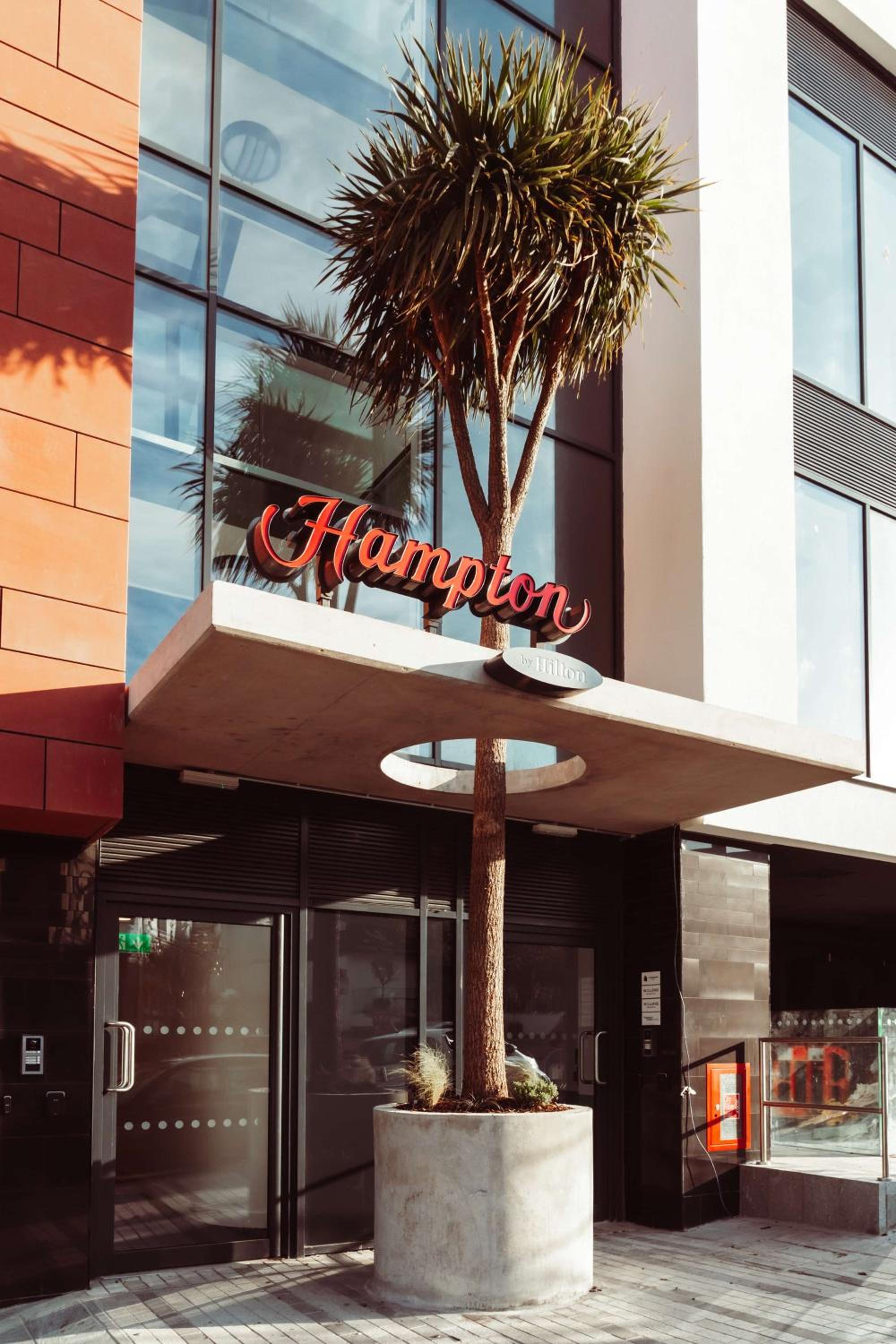 Hotel Hampton By Hilton Torquay - Image 1