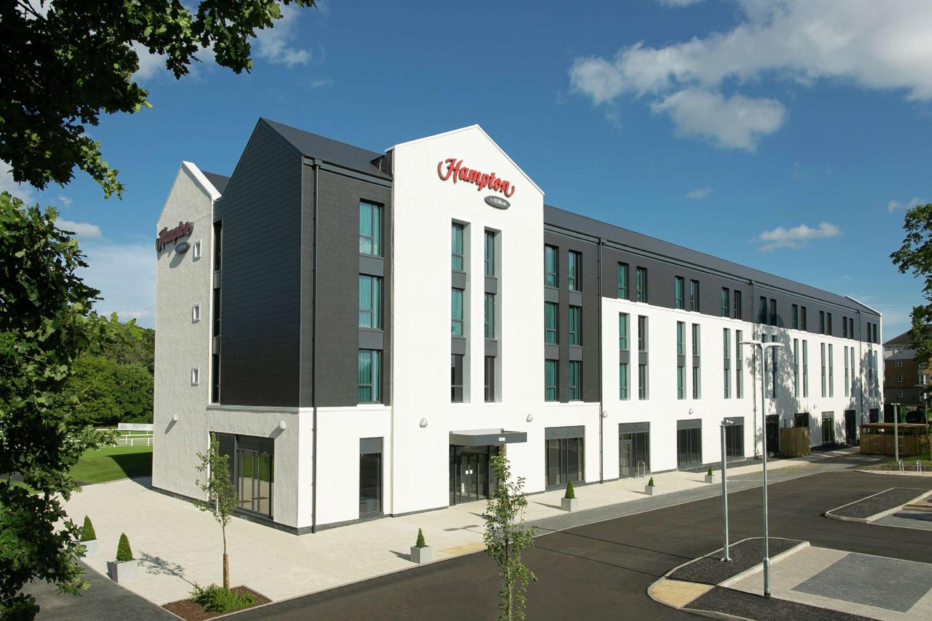 Hotel Hampton By Hilton Hamilton Park - Image 1