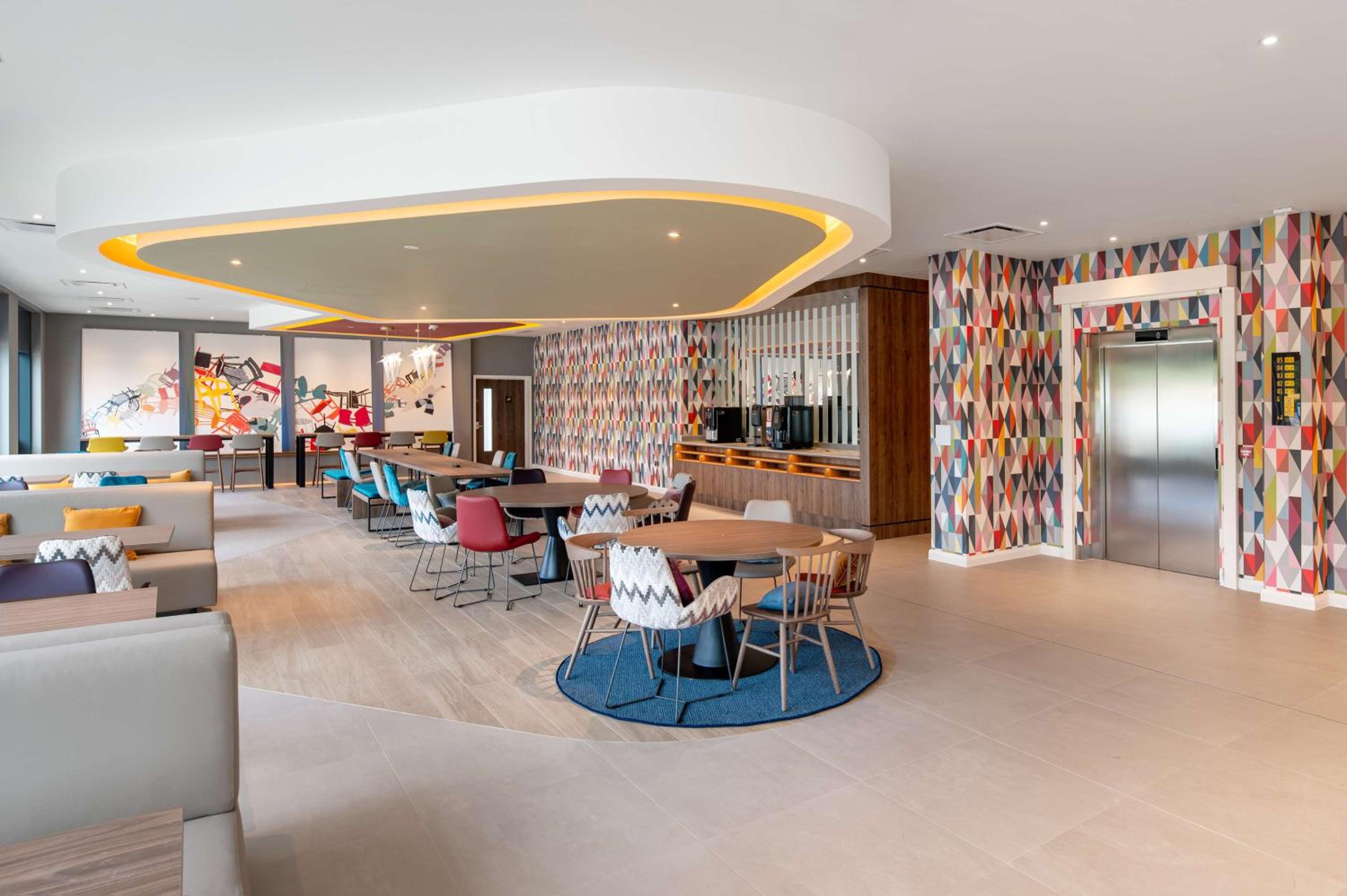 High Wycombe Vacations - Hampton by Hilton High Wycombe - Property Image 4