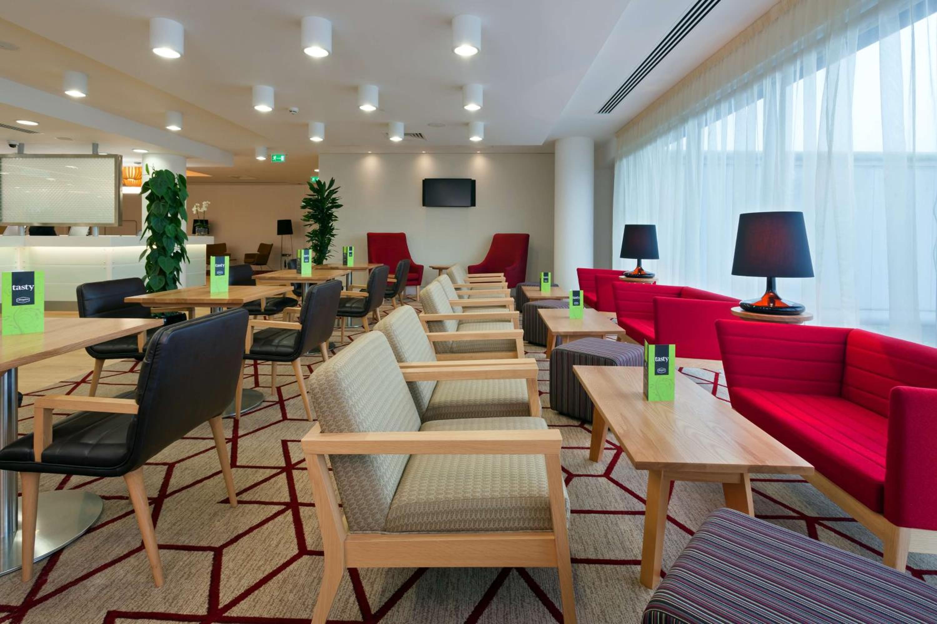 Horley Vacations - Hampton by Hilton London Gatwick Airport - Property Image 2