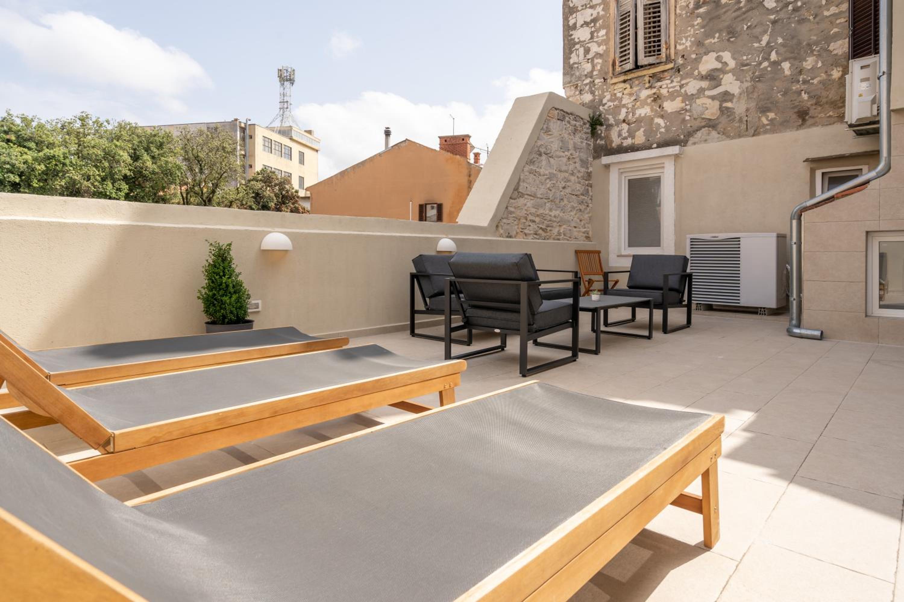 AAA Apartments & Rooms with free private parking view 4