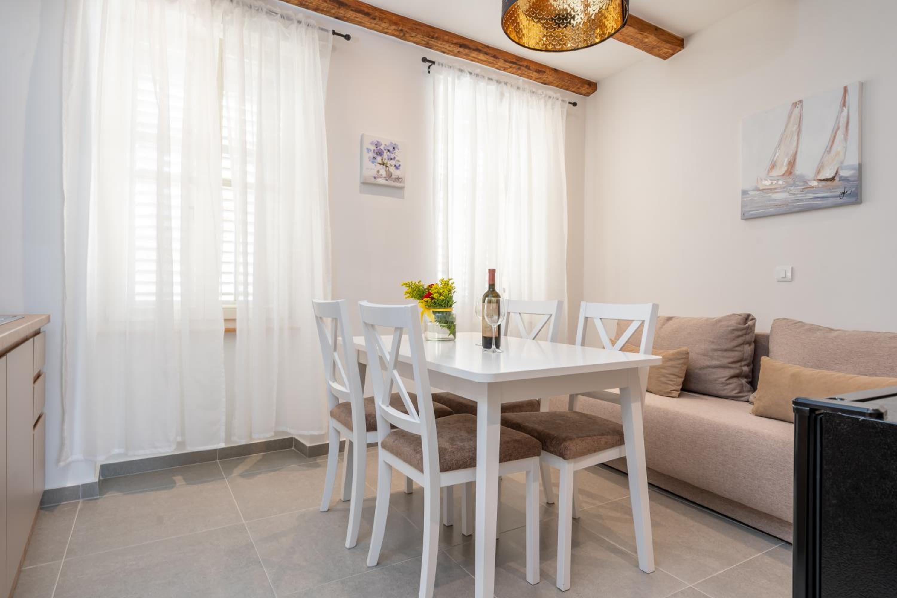 AAA Apartments & Rooms with FREE parking view 2