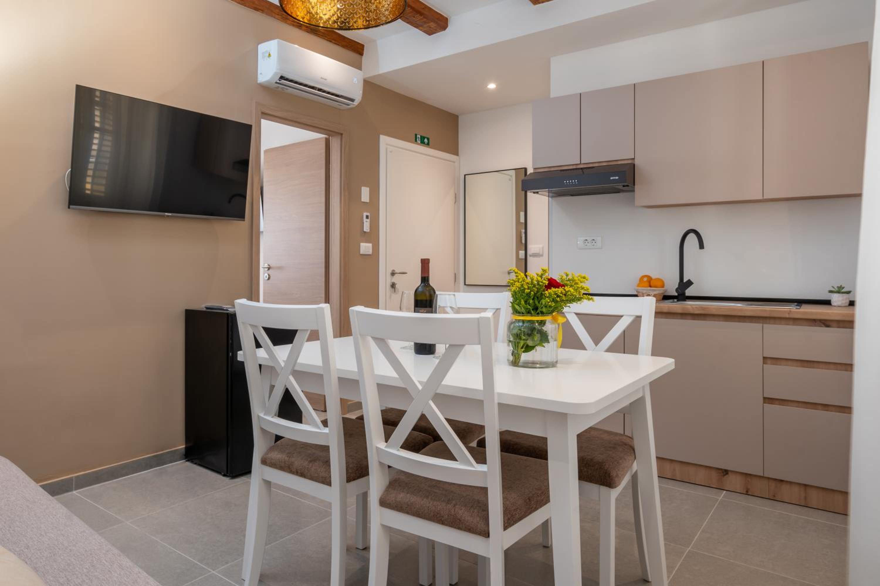 AAA Apartments & Rooms with FREE parking view 4