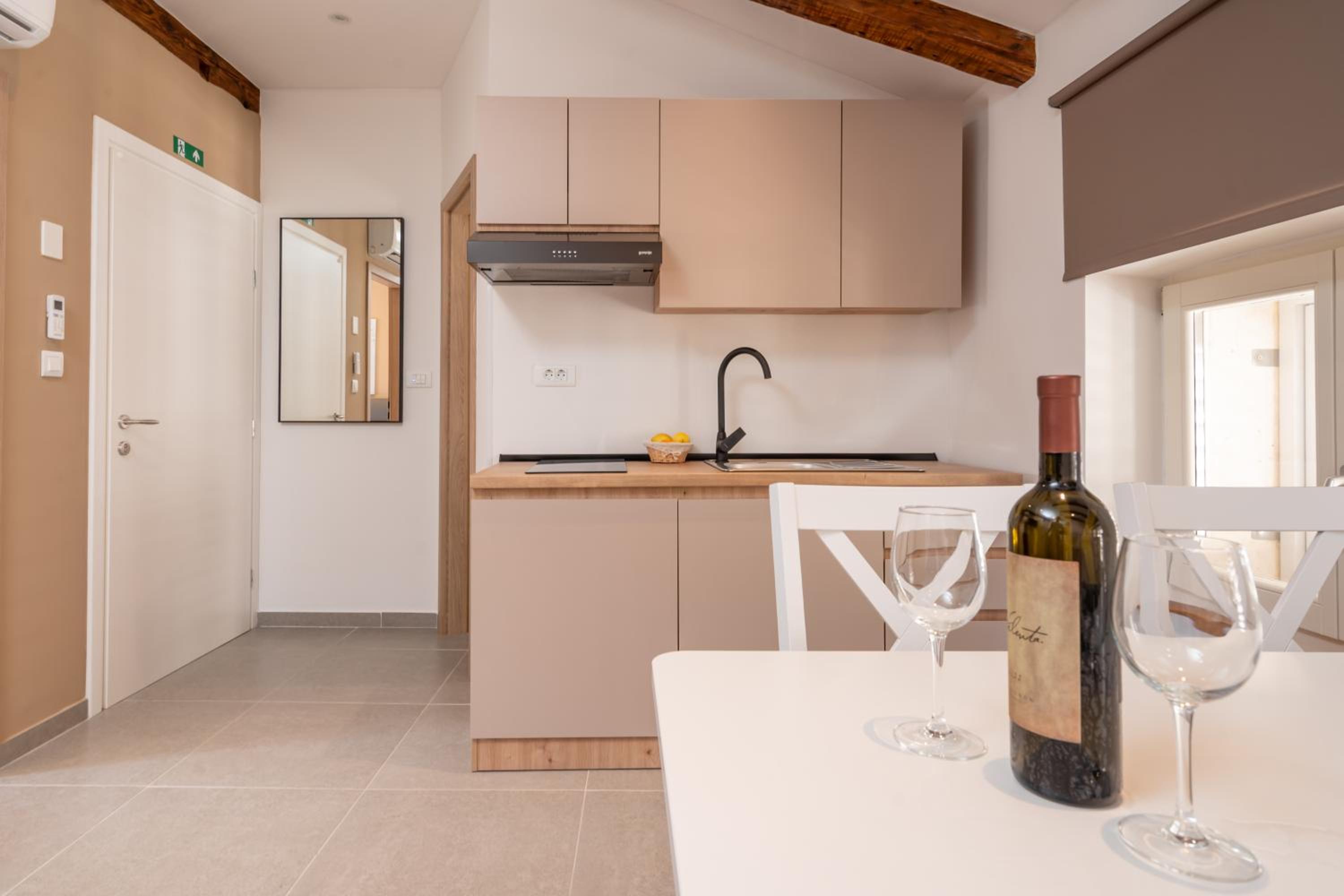 AAA Apartments & Rooms with FREE parking view 5