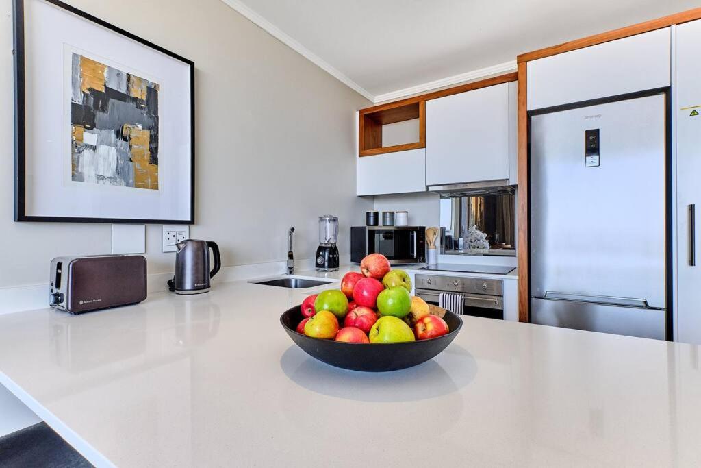 Stylish 2bed/2.5 bath in the heart of Sandton with Inverter