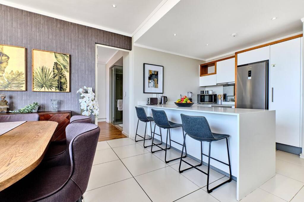 Stylish 2bed/2.5 bath in the heart of Sandton with Inverter