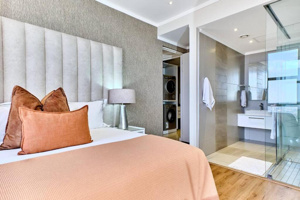 Stylish 2bed/2.5 bath in the heart of Sandton with Inverter