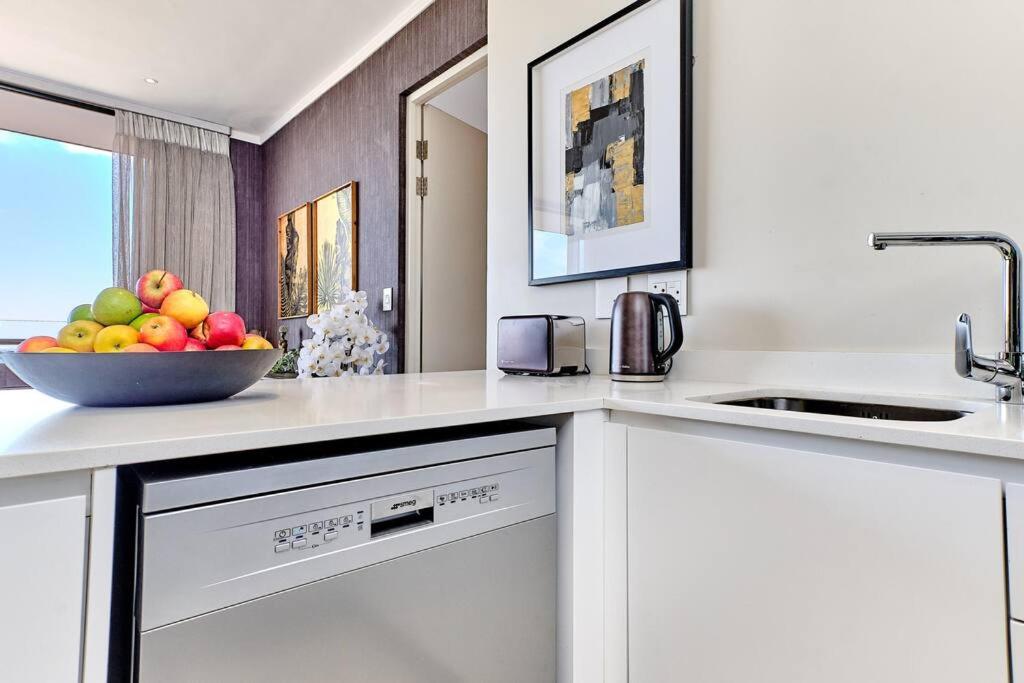 Stylish 2bed/2.5 bath in the heart of Sandton with Inverter
