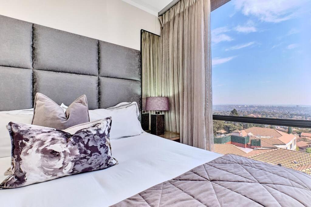 Stylish 2bed/2.5 bath in the heart of Sandton with Inverter