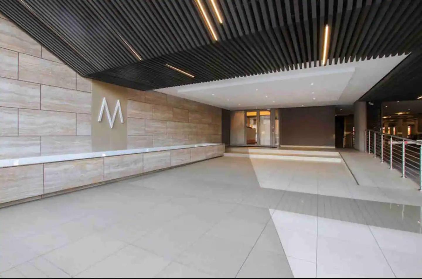 Stylish 2bed/2.5 bath in the heart of Sandton with Inverter
