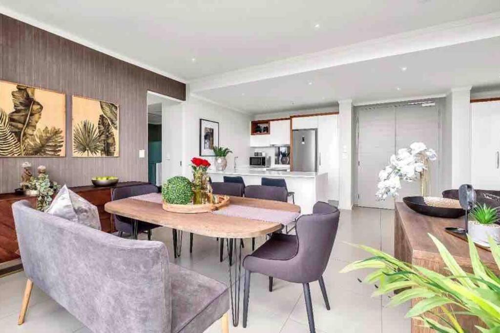 Stylish 2bed/2.5 bath in the heart of Sandton with Inverter