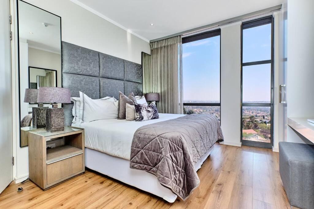 Stylish 2bed/2.5 bath in the heart of Sandton with Inverter