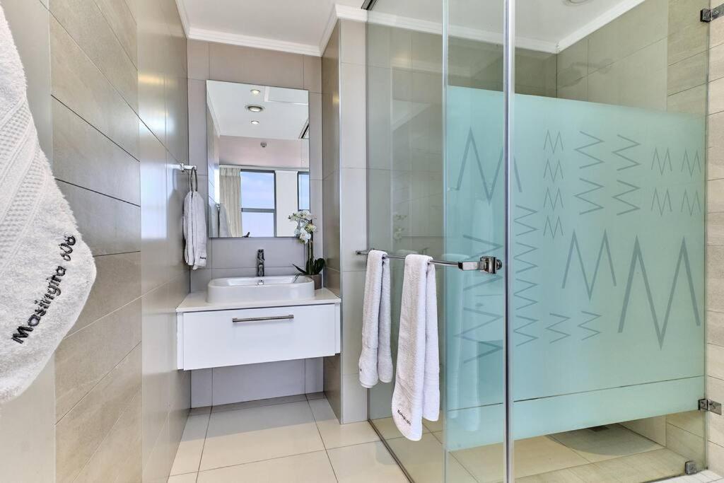 Stylish 2bed/2.5 bath in the heart of Sandton with Inverter