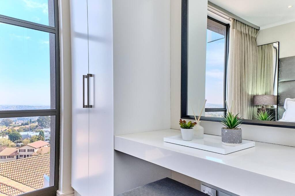 Stylish 2bed/2.5 bath in the heart of Sandton with Inverter