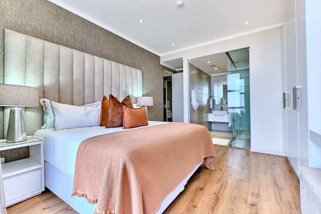 Stylish 2bed/2.5 bath in the heart of Sandton with Inverter